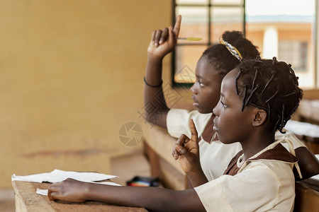 制服学习非洲孩子上课时的注意班技术图片