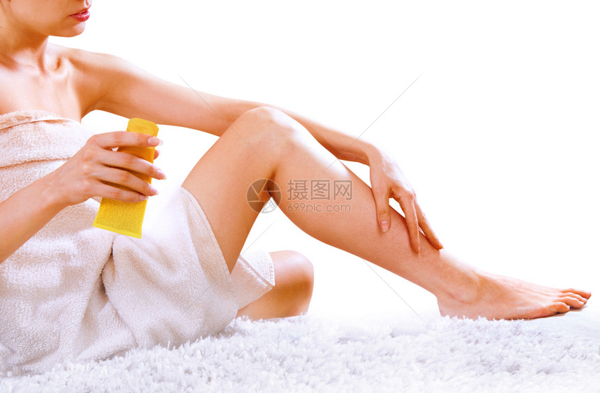 保湿剂福利在臀部上涂奶油的近距离紧女角腿碎片皮肤护理图片