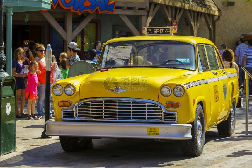 一辆古老的黄色出租车在洛杉矶环球电影演播室展出采取美国超过图片