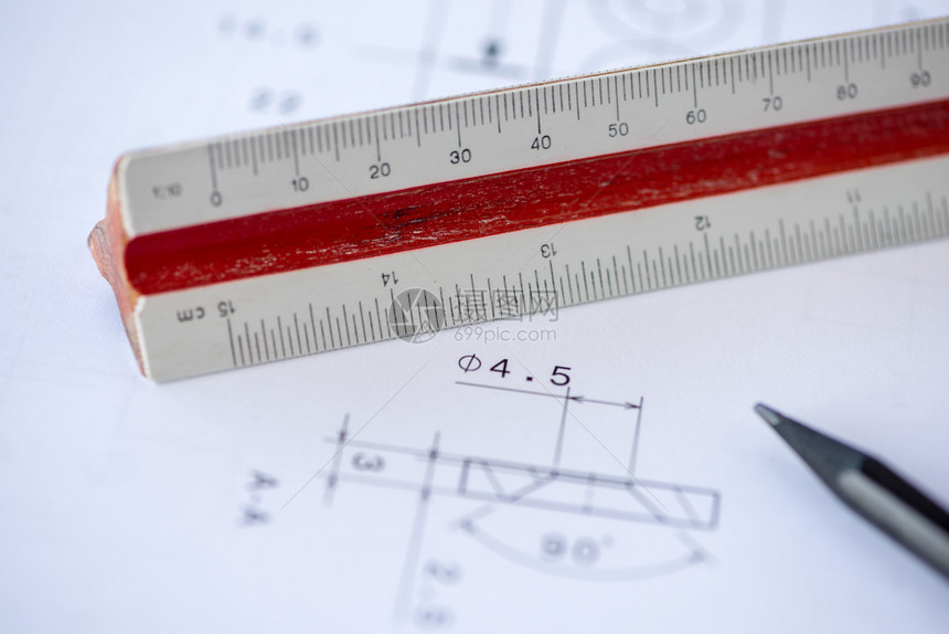 黑色的罗马尼亚关闭木制标尺底建筑工具中有蓝图和黑铅笔的木制标尺起草图片
