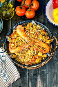 低的美食地中海巴伦西亚帕耶拉美味的海产食品大米和虾图片