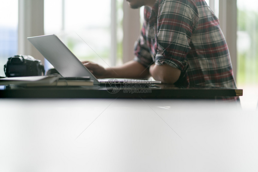 桌子男在咖啡店使用笔记本电脑复制空间和工作概念的裁剪图像坐着信息图片