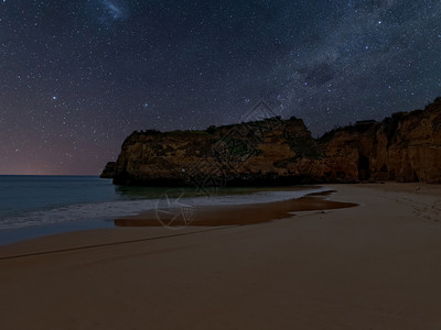 夜间葡萄牙拉各斯的自然岩石安娜海阿连特茹图片