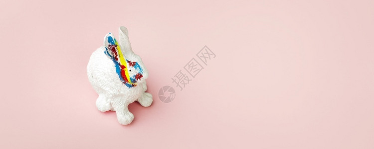 彩色颜料的兔子玩具图片