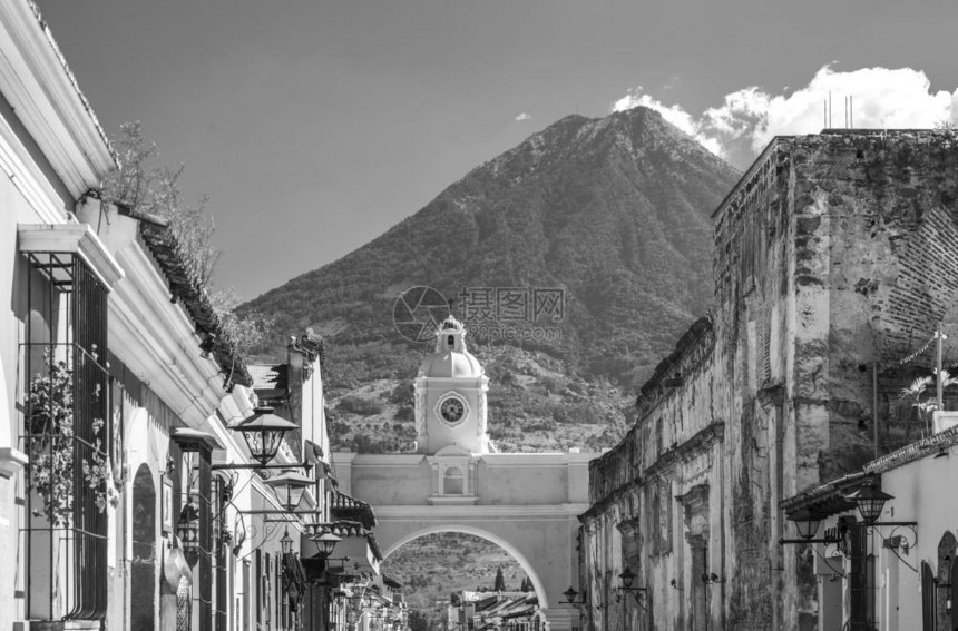 安提瓜危地马拉古老的殖民城市有著名的圣卡塔利娜ArcodeSantaCatalina和VolcanAgua令人惊叹的美国摄影图片