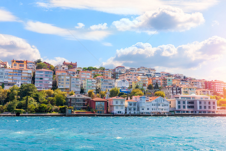 土耳其Bosphorus岸边伊斯坦布尔建筑公司爬坡道历史镇图片