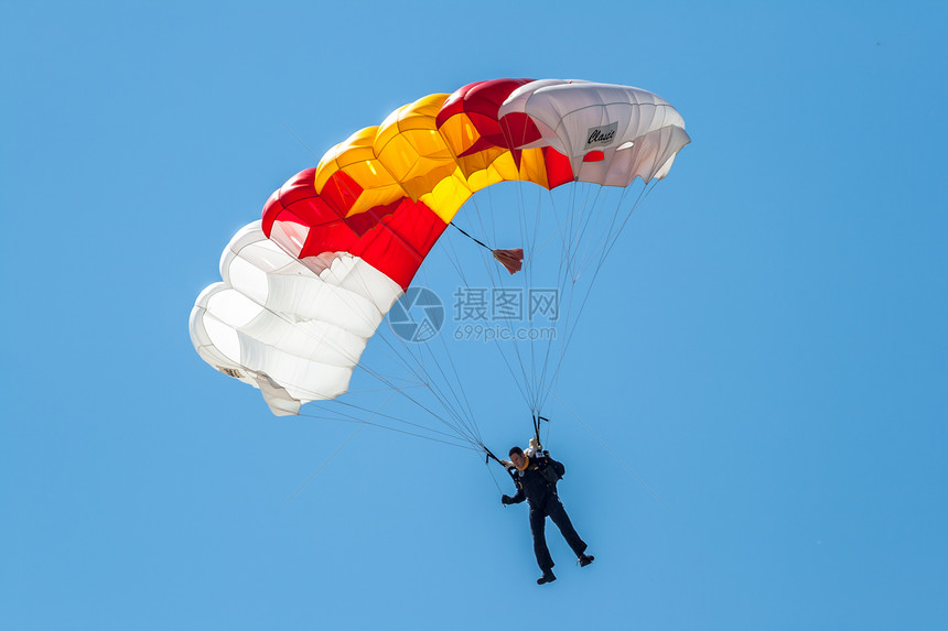 阿科斯塔滑行肾上腺素CADIZSPAINSEP14个PAPEA伞兵参加了208年9月14日在西班牙卡迪兹举行的Cadiz第一次航图片