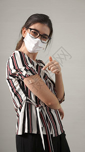 戴口罩接种疫苗的妇女形象图片