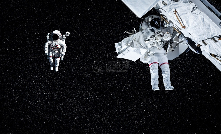 手术男人航天宇员太空人在为外层间的站工作时进行太空走宇航员穿着全套太空服进行操作图片