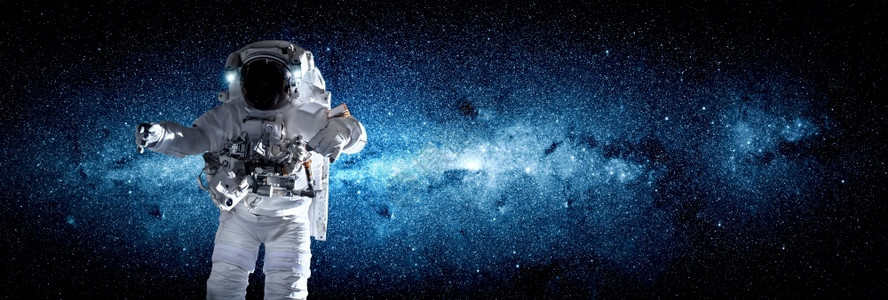 航天经过宇员太空人在为外层间的站工作时进行太空走宇航员穿着全套太空服进行操作男人背景图片