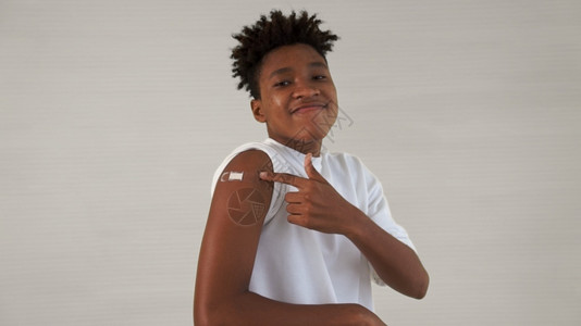 接种疫苗的青少年形象图片