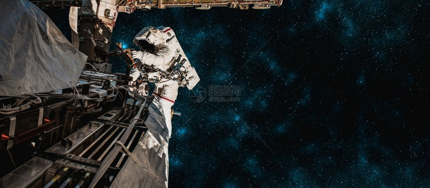 尽管宇航服员太空人在为外层间的站工作时进行太空走宇航员穿着全套太空服进行操作土制的图片