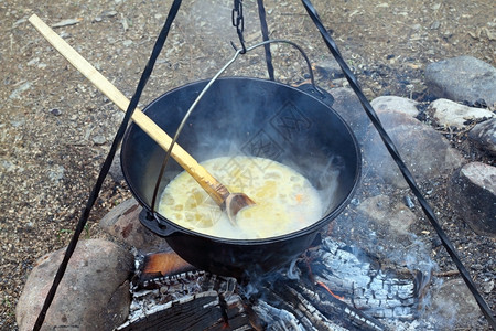 汤野营火烧上黑锅在户外大金属炉煮饭野餐荒图片