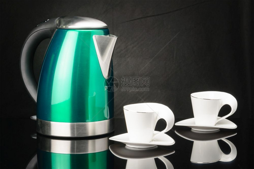 黑色镜面背景上的绿色彩绘不锈钢电热水壶带几个咖啡杯黑色镜面背景上的绿色不锈钢水壶带几个咖啡杯厨师窗户帽图片
