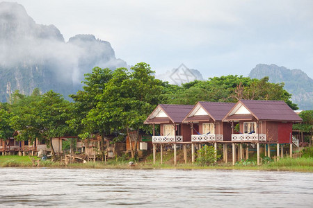乡村的游客老挝VangVieng村和山丘亚洲美丽高清图片素材