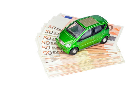 维尔欧元纸钞堆上的绿色汽车模型作为购买或成本的象征钱富有储蓄设计图片