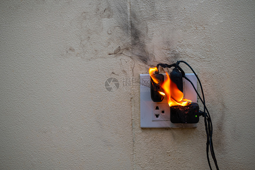 电短路故障导致电线被烧在白色背景的电受控器上造成电线被烧压白色的震惊图片