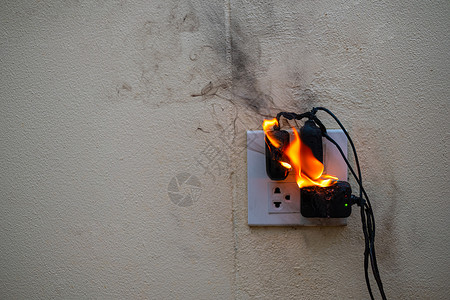 电短路故障导致电线被烧在白色背景的电受控器上造成电线被烧压白色的震惊图片