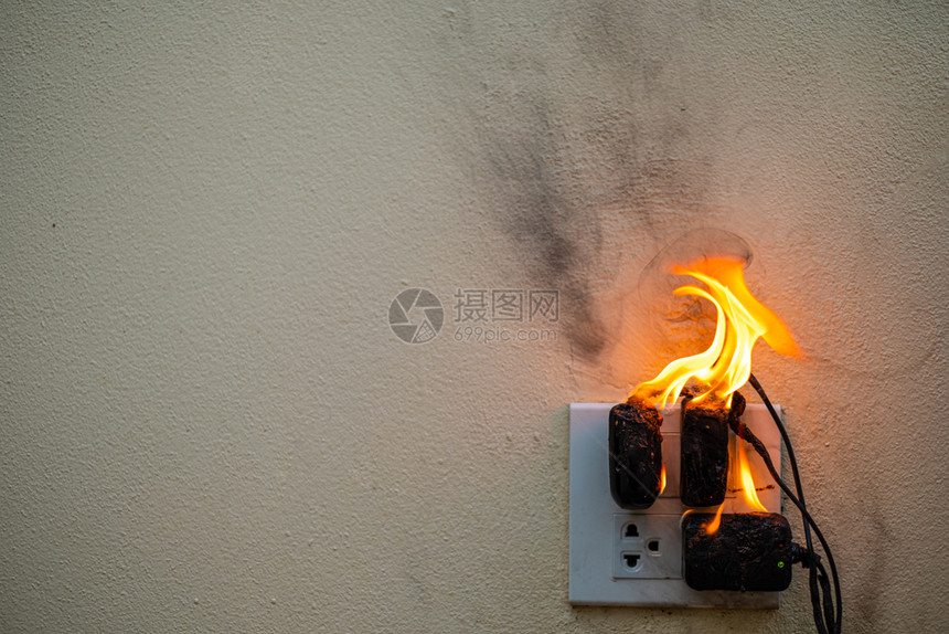电短路故障导致电线被烧在白色背景的电受控器上造成电线被烧气墙温暖的图片