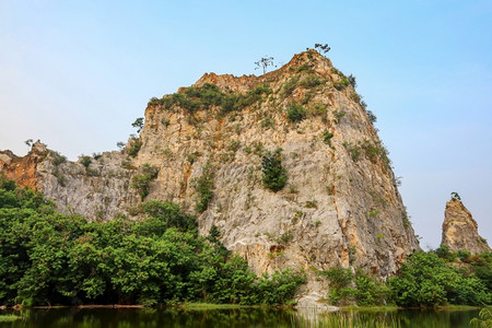 叻丕岩石泰王国山地和自然公园的景象美丽高清图片