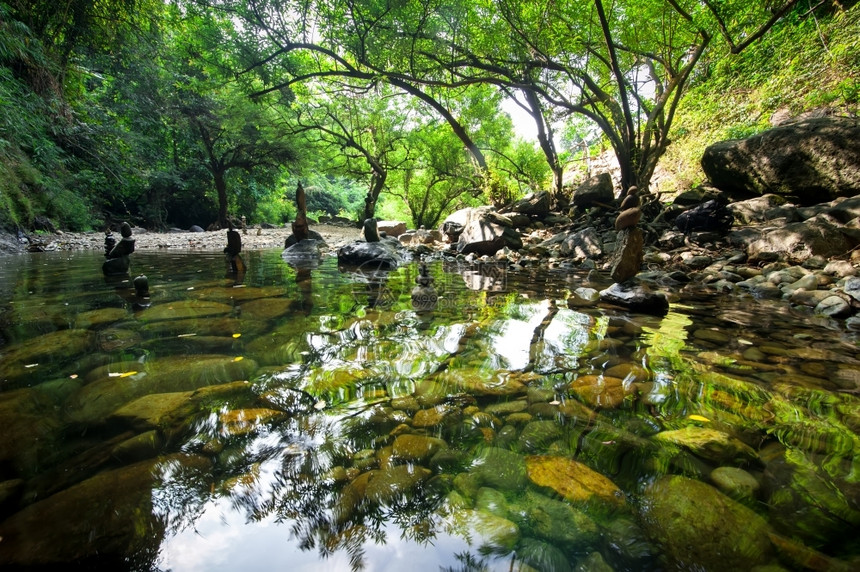 水惊人的放松具有湖泊和平衡岩石塔的热带雨林景观供zen默思练习之用自然背景情况图片