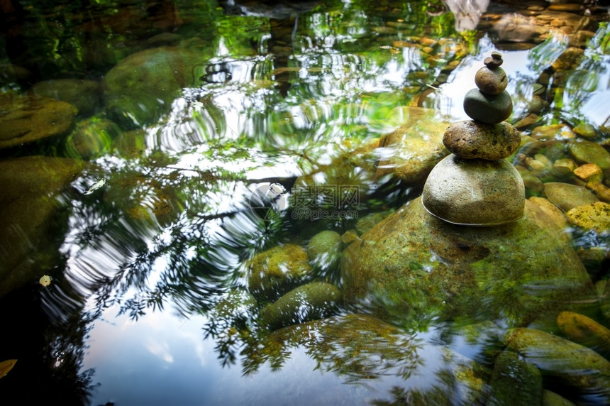 象征花园精神具有湖泊和平衡岩石塔的热带雨林景观供zen默思练习之用自然背景情况图片