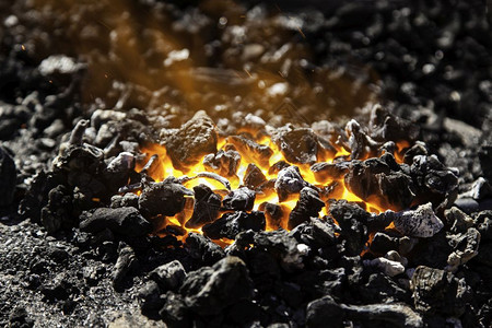 木炭抽烟煤中的红热碳做饭火细节烹饪图片