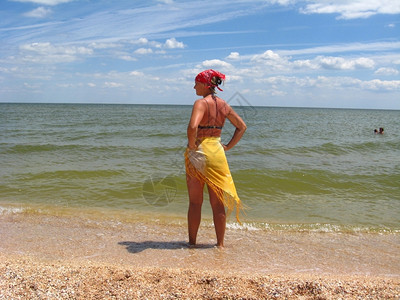 穿着泳衣的女孩站在海边夏天休息图片