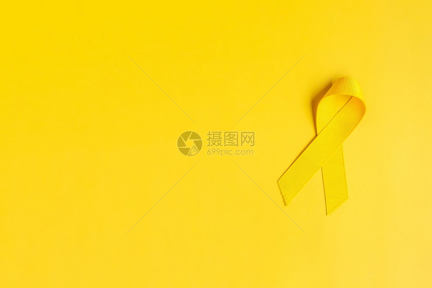 黄色背景上的丝带预防疾病概念图片