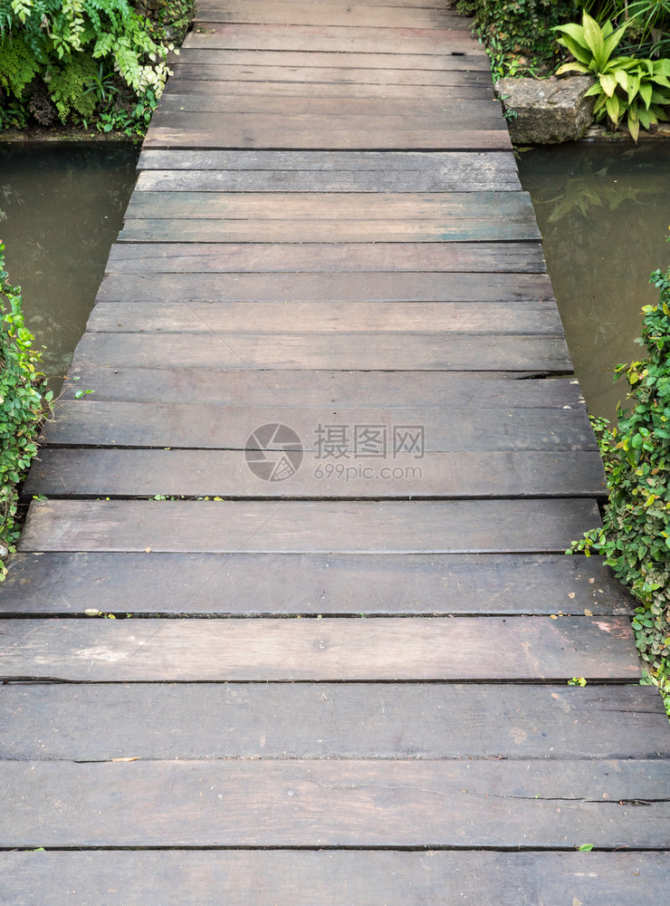 方向通往植物园苗圃的运河上小平板桥通向植物园苗圃草地户外图片