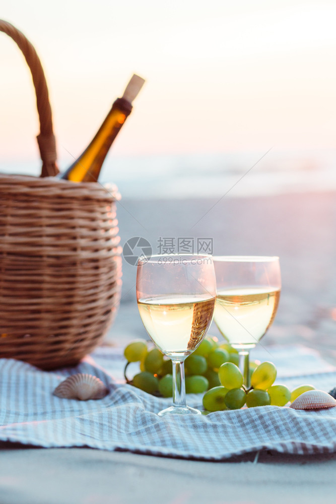 沙滩上的两杯葡萄酒图片