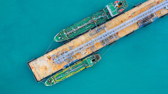 行业油船在港口卸货的油轮商业进口出油和从海上炼厂运的轮输进出口物流图片
