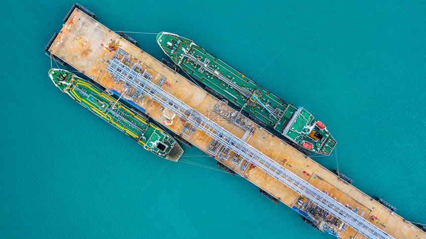 贮存石化在港口卸货的油轮商业进口出油和从海上炼厂运的轮输进出口全球的图片
