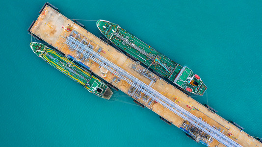 贮存石化在港口卸货的油轮商业进口出油和从海上炼厂运的轮输进出口全球的图片