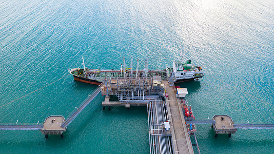 在港口卸货的油轮商业进口出油和从海上炼厂运的轮输进出口天线货物原图片