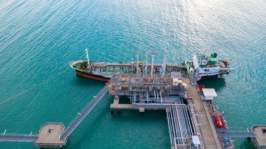 在港口卸货的油轮商业进口出油和从海上炼厂运的轮输进出口汽商业的天线图片