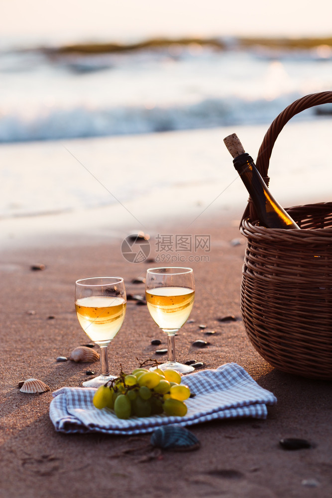 沙滩上的两杯葡萄酒图片