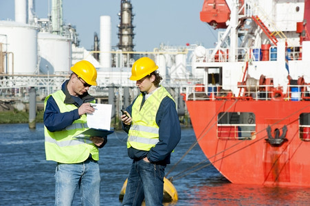 端口纸停泊化石两名港口工人在石油化港口对接计划上岸的码头工人图片