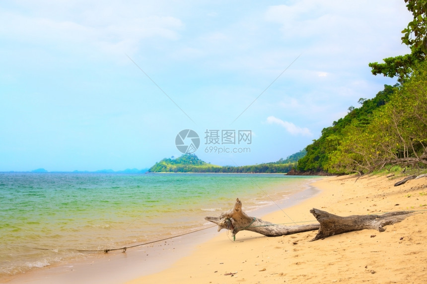 宁静亚洲阳光明媚的海滩大沟和地平线上的岛屿叶子图片