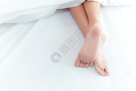 脚丫子胃女人在白毯下躺床上睡觉和放松概念的假期与节日主题女孩背景图片
