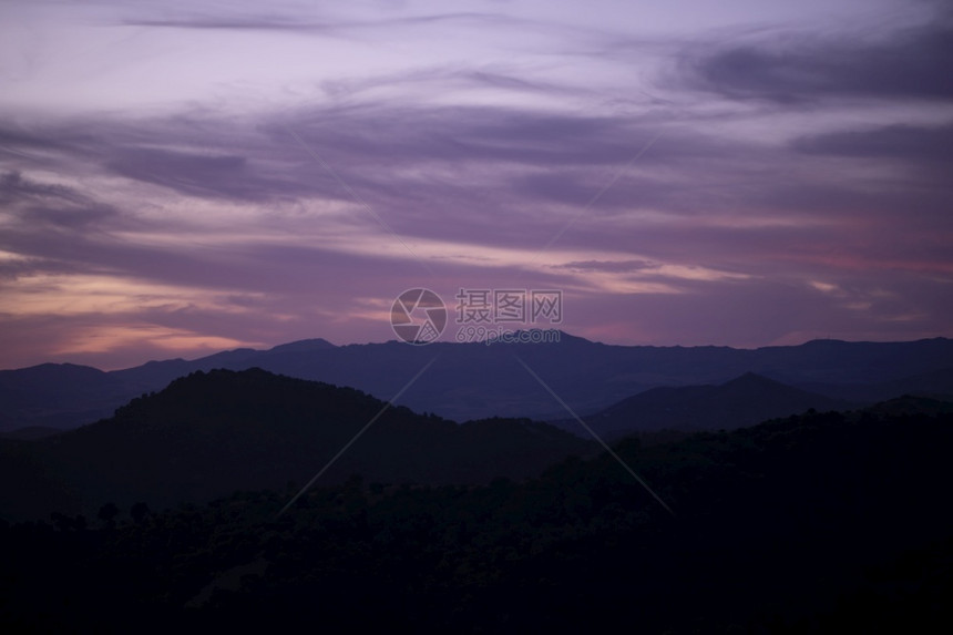 乡村的日落自然粉红云天与山峰图片