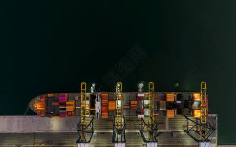 货物箱码头鸟瞰集装箱船到海港载集箱用于进出口或运输航业务物流贸易港口和海运货物到港口国际运输船厂海上设计图片