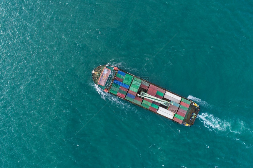 鸟瞰集装箱船到海港载集箱用于进出口或运输航业务物流贸易港口和海运货物到港口国际运输或者卸货行业图片