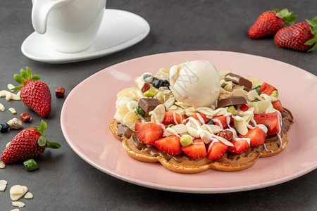 美食零味的用香蕉和草莓心胸饼加香蕉和草莓上面有甜糖和冰淇淋图片