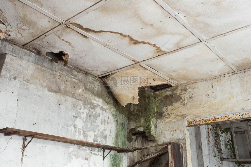 旧废弃房屋漏水损坏天花板特写旧废弃房屋漏水损坏天花板保险破碎的腐烂图片