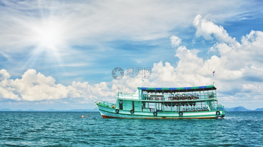 云绿色岛泰国安达曼海阳光明媚的天气轮渡旅游图片