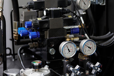 驾驶具有测量仪表以控制压力的电计控器中心液系统规模铣削背景图片