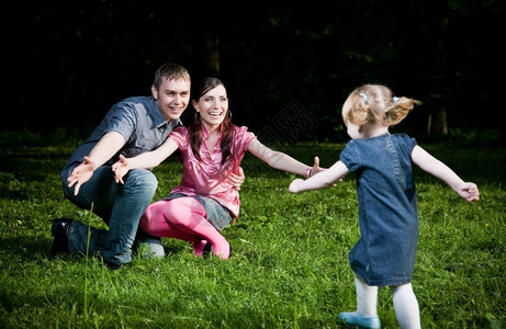 微笑妈快乐家庭在草地上玩乐孩子图片