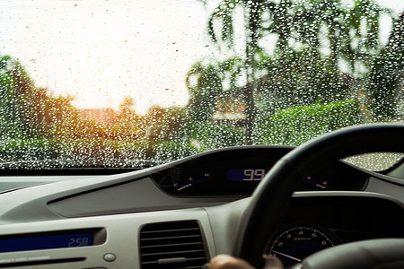 旅行想象路雨天的汽车玻璃上下着贫乏的视力雨车辆高清图片素材
