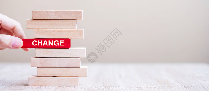 红色木块领导金融商人手在塔上放置或拉动带有CHANGE字的木块业务规划管理解决方案机会和战略概念过程背景